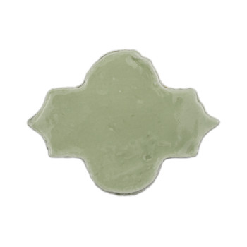 Ladrilhos de terracota verde formam um padrão repetitivo entrelaçado, criando um layout decorativo em um fundo branco liso.