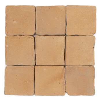 Nove ladrilhos quadrados de terracota, cada um com texturas ásperas, estão dispostos em uma grade perfeita de três por três sobr