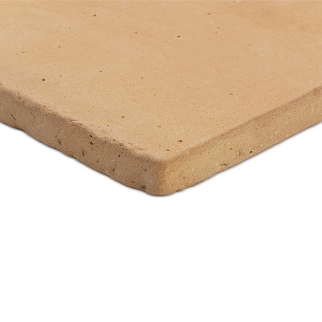 Les carreaux en terre cuite sont plats et présentent une surface lisse et légèrement rugueuse avec des imperfections naturelles.
