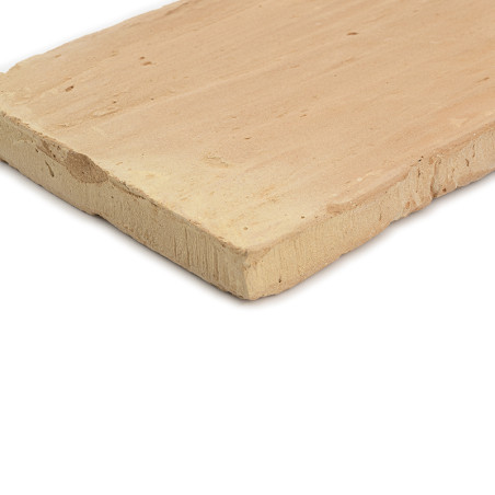 Carreau rectangulaire en terre cuite, posé à plat, présentant une texture de surface rugueuse et terreuse, sur un fond blanc uni