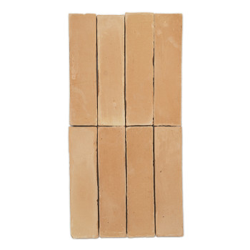Le carreau rectangulaire en terre cuite repose à plat sur un fond blanc, affichant une couleur brun orangé lisse et naturelle.