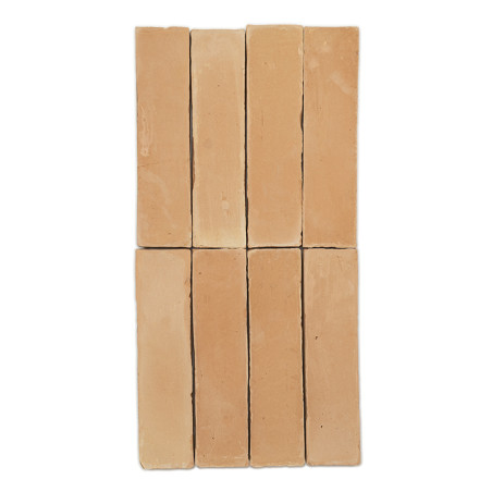 Carreaux rectangulaires en terre cuite disposés verticalement et horizontalement, formant un quadrillage. Couleur orange pâle av