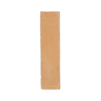 Le carreau rectangulaire en terre cuite repose à plat sur un fond blanc, affichant une couleur brun orangé lisse et naturelle.