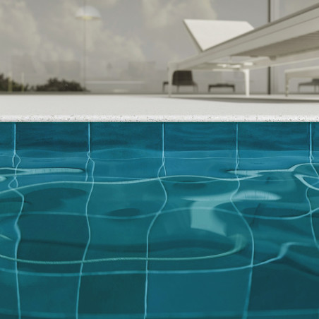 L eau de la piscine reflète la lumière du soleil, créant des motifs ondulés. Au-dessus, un bord de piscine lisse mène à un patio