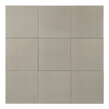 Un azulejo cerámico cuadrada de color gris claro permanece inactiva y muestra un acabado suave y mate. se apoya sobre un fondo b