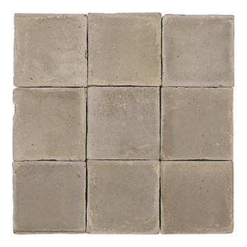 Carreau carré en terre cuite avec une surface rugueuse et texturée et un ton beige sourd, isolé sur un fond blanc.