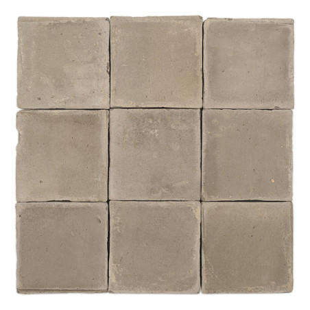Neuf carreaux carrés en terre cuite aux tons terre sont disposés dans une grille soignée, présentant une finition rustique de co