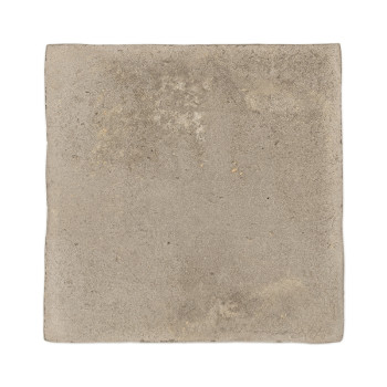Carreau carré en terre cuite avec une surface rugueuse et texturée et un ton beige sourd, isolé sur un fond blanc.