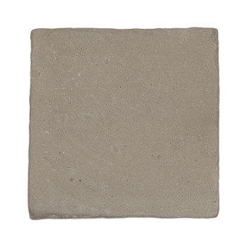 Quadratische Terrakottafliesen, die flach aufliegen und ihren erdigen, gräulichen Farbton zeigen, mit subtiler Textur und ohne d