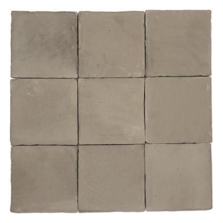 Neuf carreaux carrés en terre cuite disposés selon une grille de trois par trois, affichant une finition rustique et naturelle s