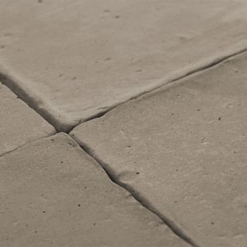 Les carreaux de terre cuite sont étroitement disposés, formant une surface texturée en forme de grille, créant un décor de sol r