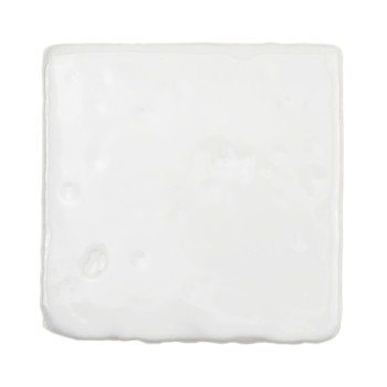 Een gladde, glanzende witte terracottategel ligt geïsoleerd op een effen, karakterloze achtergrond.
