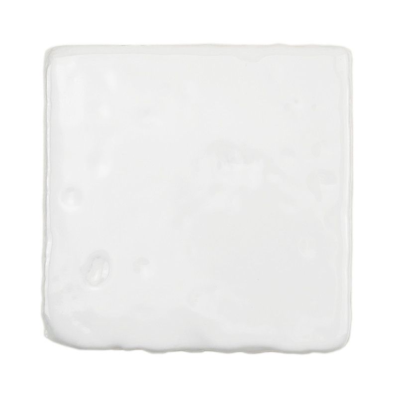Een gladde, glanzende witte terracottategel ligt geïsoleerd op een effen, karakterloze achtergrond.