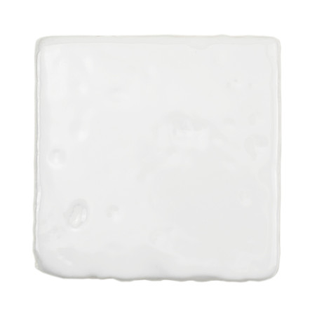 Een gladde, glanzende witte terracottategel ligt geïsoleerd op een effen, karakterloze achtergrond.