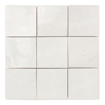 Carrelage blanc, carré, en terre cuite vernissée. reflète un éclairage doux. isolé sur un fond uni blanc cassé.