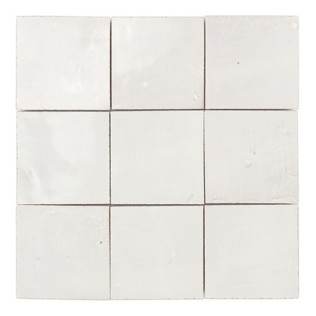 Neuf carreaux de terre cuite blanche, lisses et uniformes, disposés selon une grille de trois par trois sur un fond uni.
