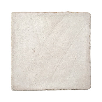 Les carreaux carrés en terre cuite semblent texturés, reposant sur un fond blanc uni, mettant en valeur sa surface rugueuse et i
