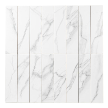 Um ladrilho longo e retangular apresenta veios sutis de mármore cinza em uma superfície lisa e branca, evocando um design modern