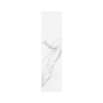 Un azulejo largo y rectangular presenta sutiles vetas de mármol gris sobre una superficie lisa y blanca, que evoca un diseño mod