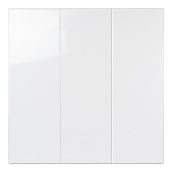 Un azulejo blanco brillante rectangular refleja la luz, colocado sobre un fondo liso, lo que sugiere un diseño limpio y moderno 
