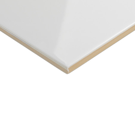 Um ladrilho branco liso e brilhante com bordas chanfradas, apoiado em uma superfície neutra, destacando seu design elegante e mo