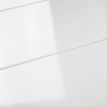Witte, glanzende tegels met smalle voegenlijnen, die licht reflecteren, gerangschikt in een lineair patroon. Het gladde oppervla