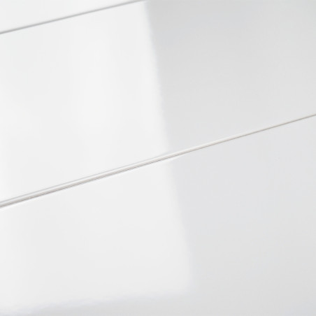 Witte, glanzende tegels met smalle voegenlijnen, die licht reflecteren, gerangschikt in een lineair patroon. Het gladde oppervla