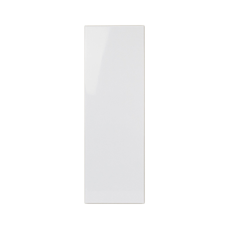Um ladrilho retangular branco brilhante reflete a luz, posicionado contra um fundo liso, sugerindo um design limpo e moderno par