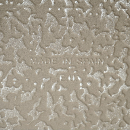 Op de keramische tegels in reliëf staat de tekst `MADE IN SPAIN.` Met een gestructureerd, golvend oppervlak in een neutrale beig