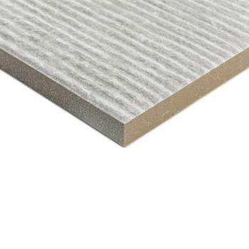 Un carreau rectangulaire texturé présente un motif de surface rayé, reposant à plat sur un fond blanc uni, soulignant son bord e