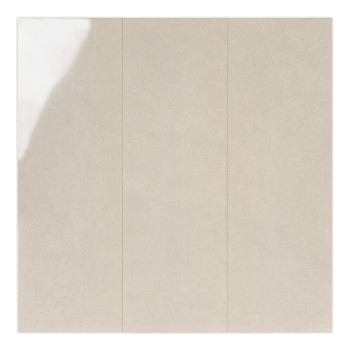 El azulejo rectangular beige se encuentra plano, reflejando la luz sutilmente sobre una superficie lisa y brillante dentro de un