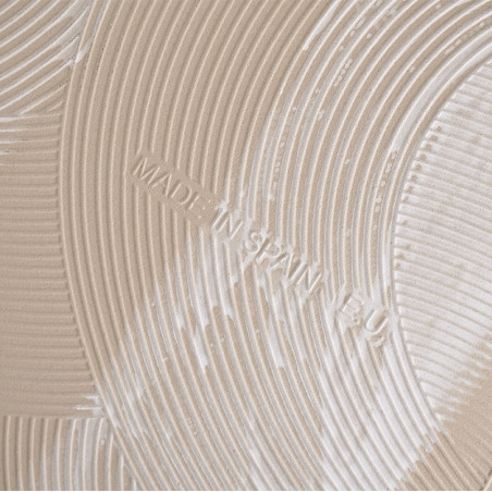 Un carreau beige présente des crêtes circulaires concentriques en relief, créant un motif texturé. Le texte indique « MADE IN SP