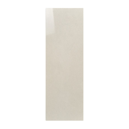 Le carreau rectangulaire beige est plat et reflète subtilement la lumière sur une surface lisse et brillante sur un fond blanc u