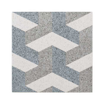 Un mosaico cuadrado muestra un patrón de chevrón entrelazado de gris, blanco y azul, creando un efecto 3D con superficies textur