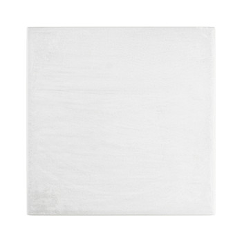 Een witte, glanzende keramische tegel ligt plat tegen een effen achtergrond en laat de gladde textuur en vierkante vorm zien.
