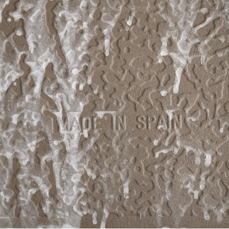 Carreau marron avec des motifs blancs texturés ressemblant à des vagues abstraites. Le texte « MADE IN SPAIN » est gravé au cent