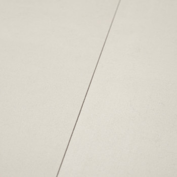 Eine glatte, beige Keramikfliese liegt flach und wird von einer schmalen Fugenlinie durchzogen, wodurch eine minimalistische, kl