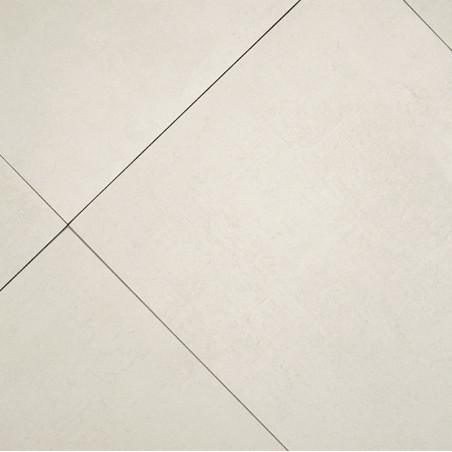 Diagonal angeordnete cremefarbene Fliesen bilden ein klares, einfaches Muster. Die dezente Oberflächenstruktur sorgt für eine le