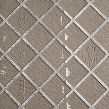 Image du carrelage : Carreaux carrés disposés en diagonale avec une surface texturée et mate. Le texte indique « MADE IN SPAIN »