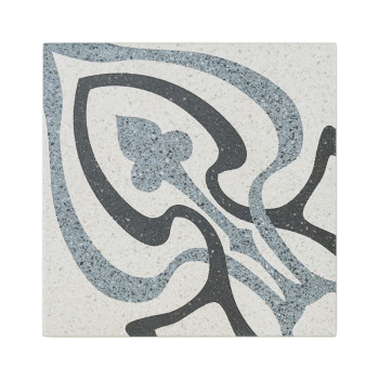 Los azulejos presentan patrones abstractos florales en negro y gris sobre un fondo beige moteado, creando un diseño decorativo f
