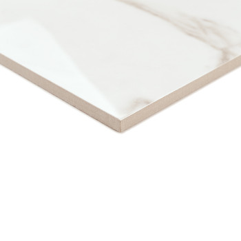 Um ladrilho cerâmico fino e retangular com uma superfície branca brilhante e veios cinza sutis repousa sobre um fundo branco lis