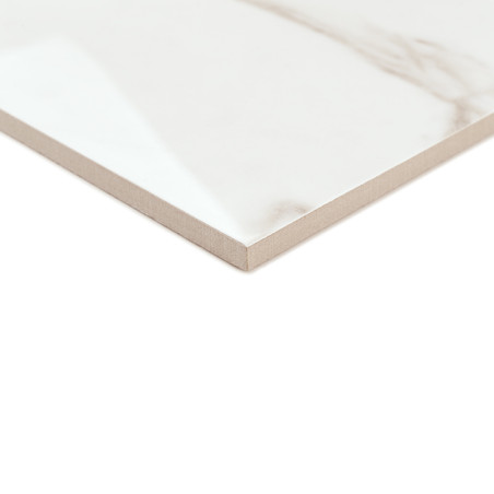 Um ladrilho cerâmico fino e retangular com uma superfície branca brilhante e veios cinza sutis repousa sobre um fundo branco lis