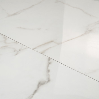 O ladrilho de mármore branco com veios cinza sutis cria uma superfície lisa e polida, refletindo a luz em um ambiente interior m