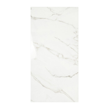 O ladrilho retangular apresenta um padrão de mármore branco brilhante com veios cinza claro, criando uma aparência elegante e co