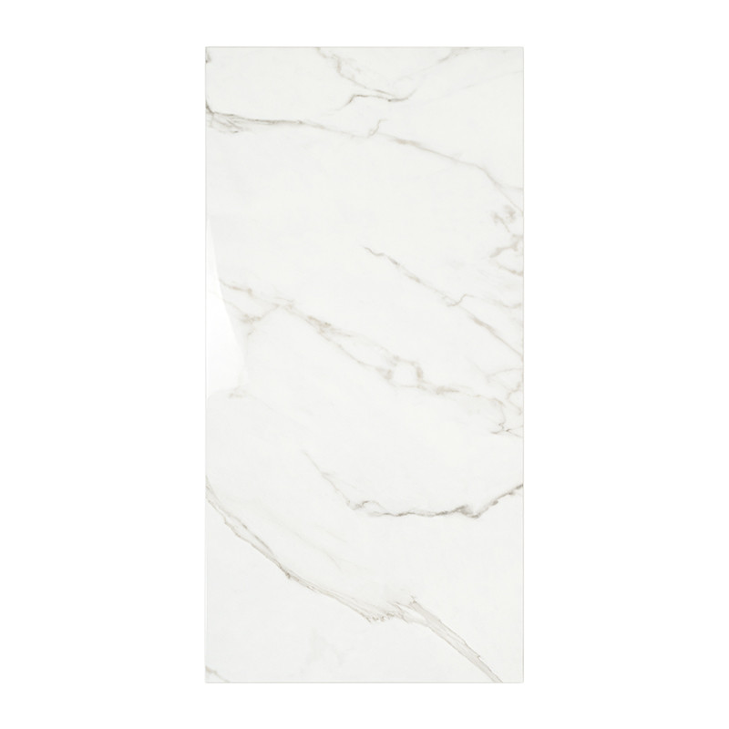 O ladrilho retangular apresenta um padrão de mármore branco brilhante com veios cinza claro, criando uma aparência elegante e co