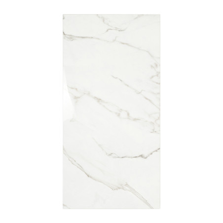 O ladrilho retangular apresenta um padrão de mármore branco brilhante com veios cinza claro, criando uma aparência elegante e co