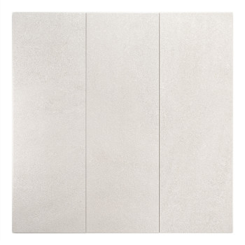 Un azulejo liso y rectangular descansa verticalmente sobre un fondo blanco liso, exhibiendo un sutil color blanquecino con un ac