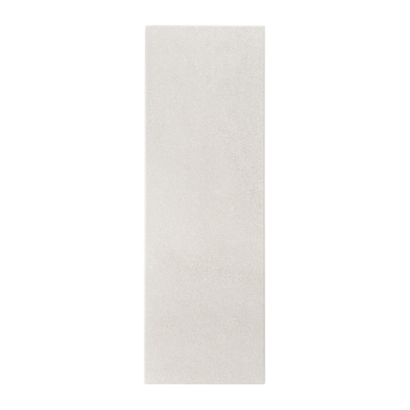 Un azulejo liso y rectangular descansa verticalmente sobre un fondo blanco liso, exhibiendo un sutil color blanquecino con un ac
