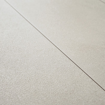 El azulejo beige presenta una superficie texturizada con surcos sutiles y líneas finas, dispuestas en un patrón escalonado sobre