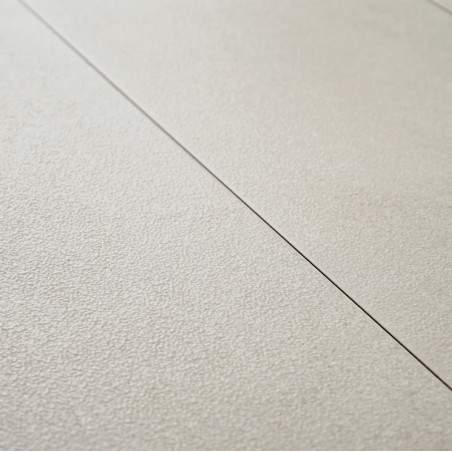 El azulejo beige presenta una superficie texturizada con surcos sutiles y líneas finas, dispuestas en un patrón escalonado sobre
